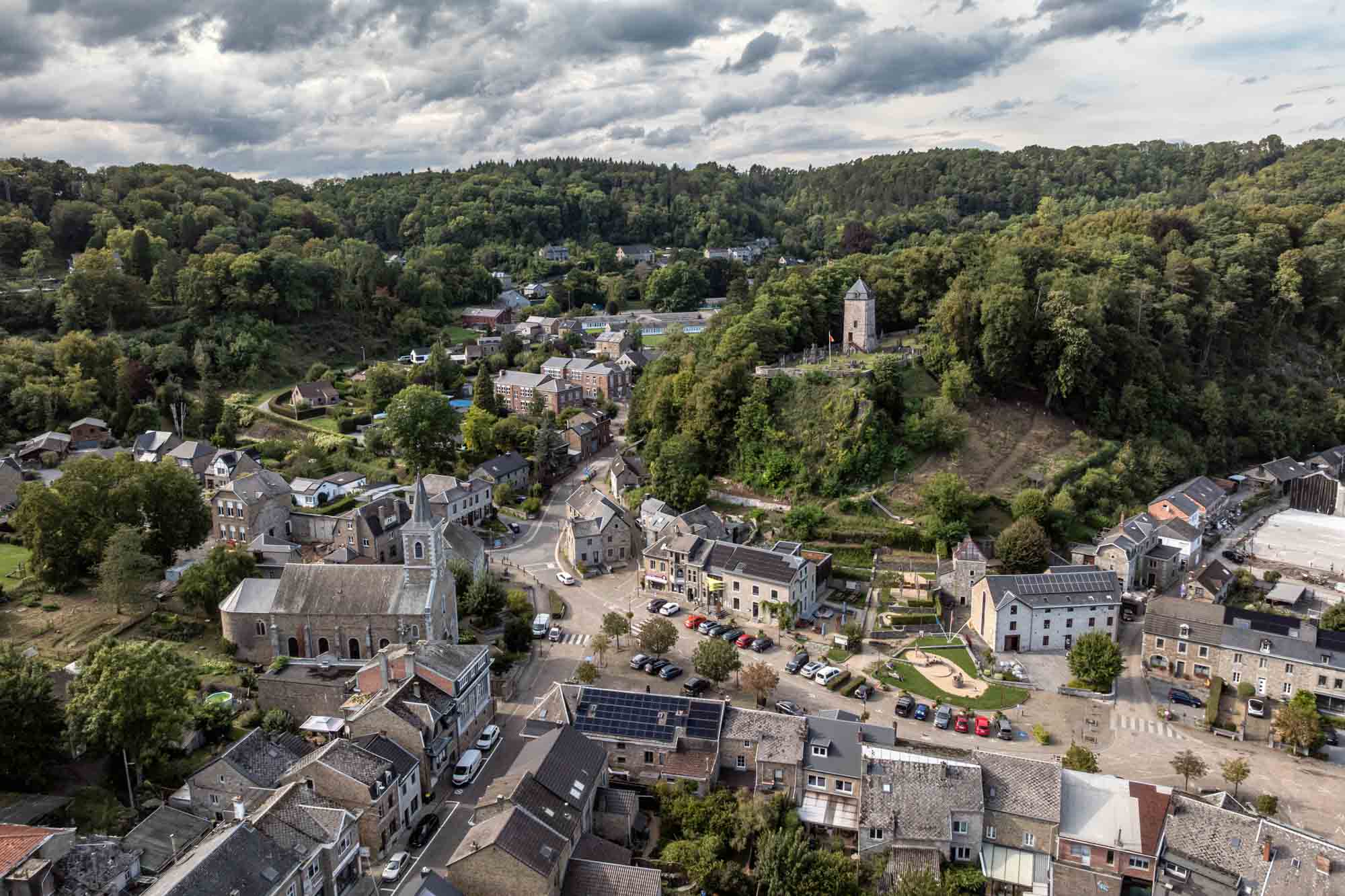 Luchtfoto van het dorp Comblain-au-Pont in een beboste vallei.